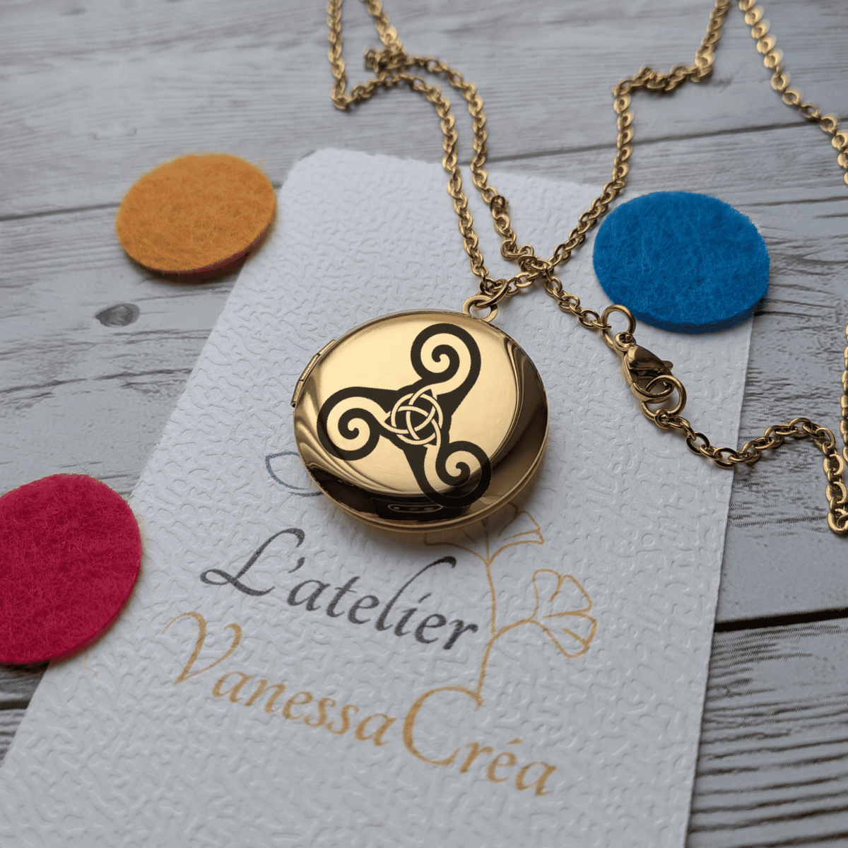 Collier diffuseur d'huiles essentielles gravure Triskel sur carte L'Atelier Vanessa Créa