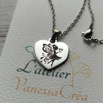 Collier en acier inoxydable poli avec pendentif cœur de 2,5 cm gravé d'une fée envoyant des cœurs.
