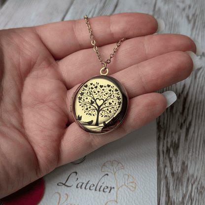 Collier diffuseur d'huiles essentielles Arbre de Vie présenté dans la main