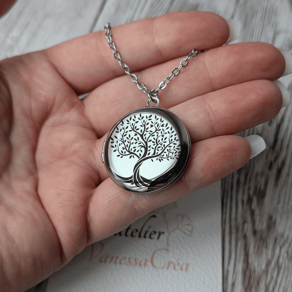 Collier diffuseur d'huiles essentielles Arbre de Vie racine présenté dans la main