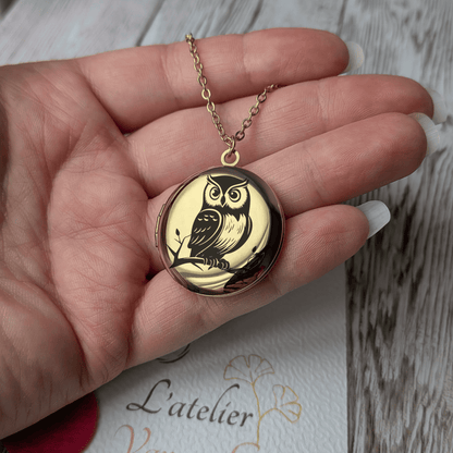 Collier diffuseur d'huiles essentielles Hibou présenté dans la main