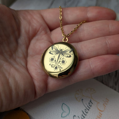 Collier diffuseur d'huiles essentielles Libellule présenté dans la main
