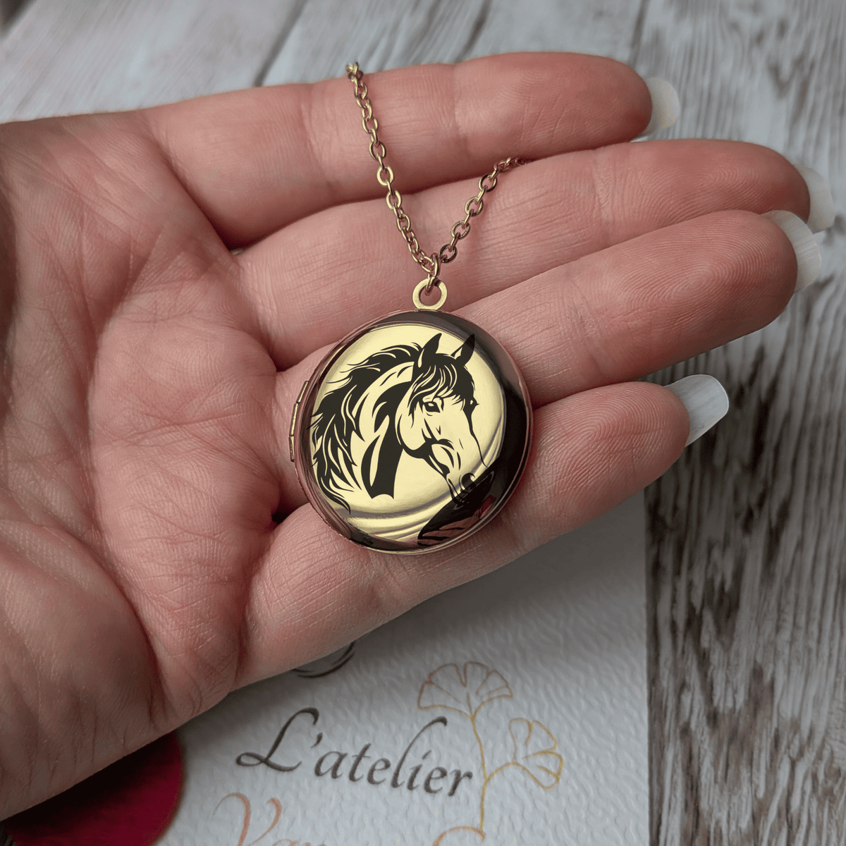 Collier diffuseur d'huiles essentielles tête de cheval présenté dans la main