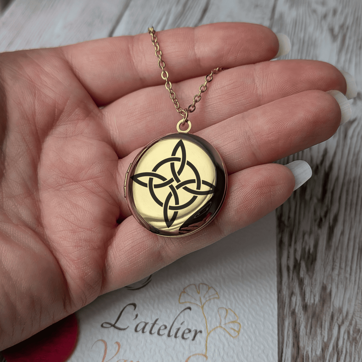 Collier diffuseur d'huiles essentielles Nœud Celtique présenté dans la main