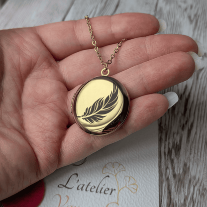 Collier diffuseur d'huiles essentielles Plume présenté dans la main