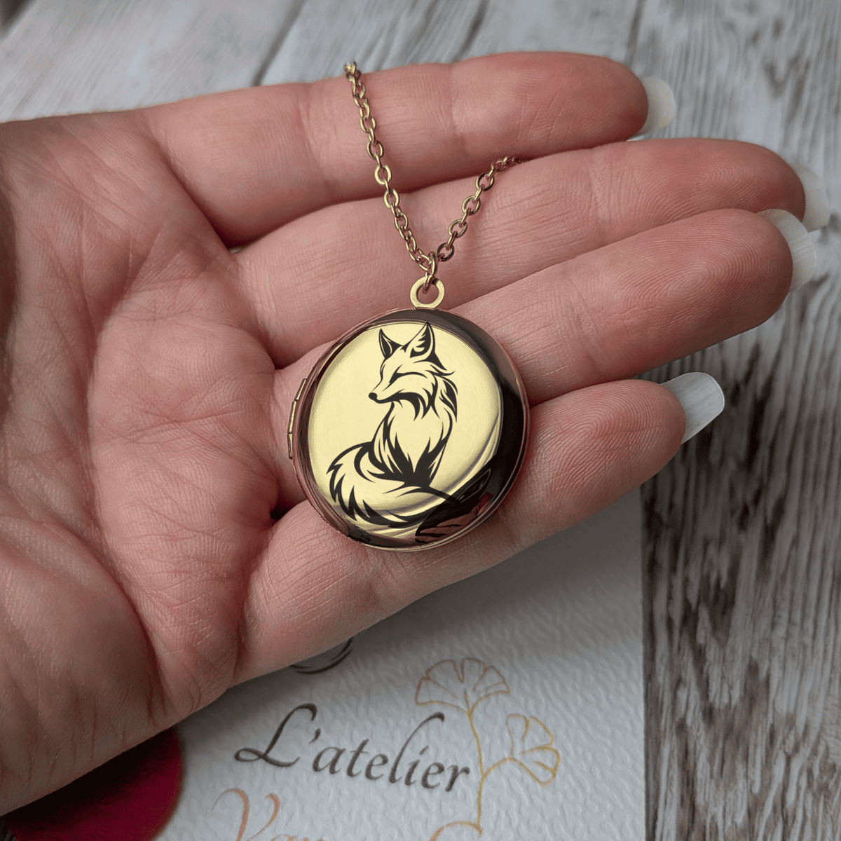 Collier diffuseur d'huiles essentielles Renard présenté dans la main