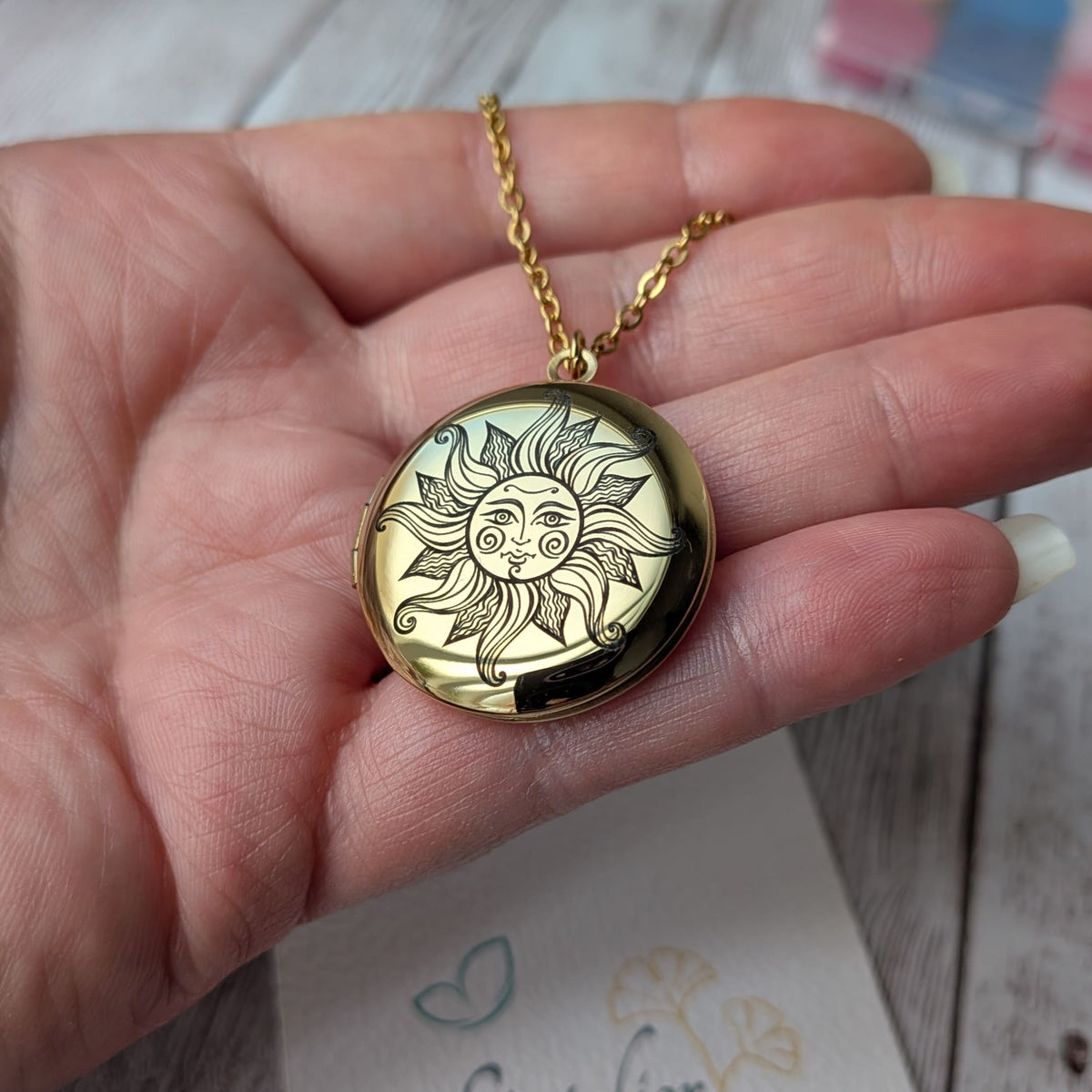 Collier diffuseur d'huiles essentielles Soleil présenté dans la main