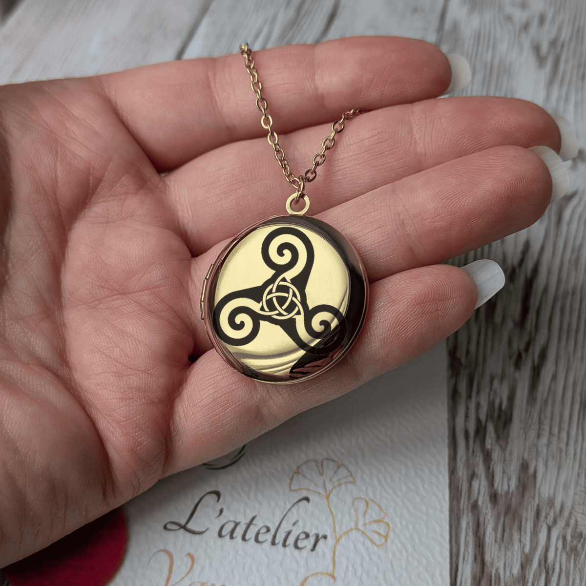 Collier diffuseur d'huiles essentielles Triskel présenté dans la main