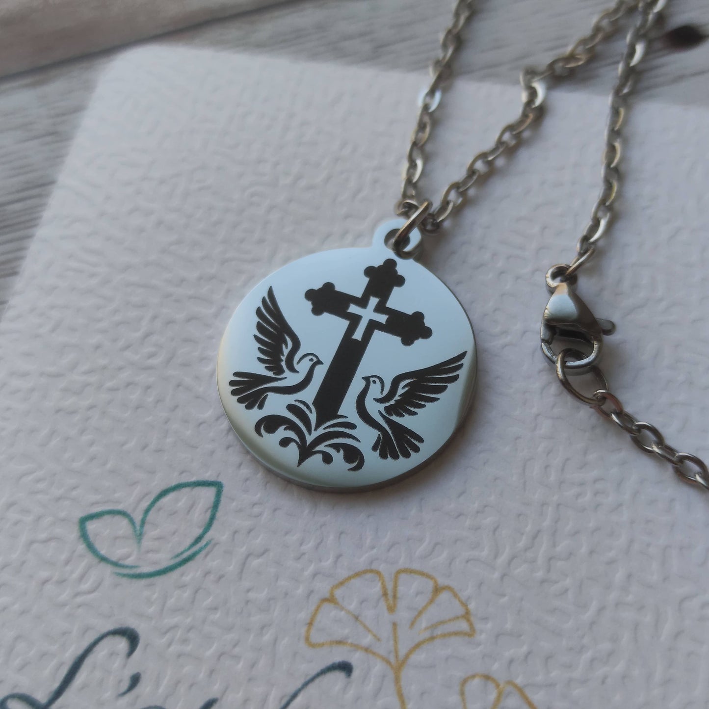 Collier Médaille Gravée Croix Colombes - L'Atelier VanessaCréa