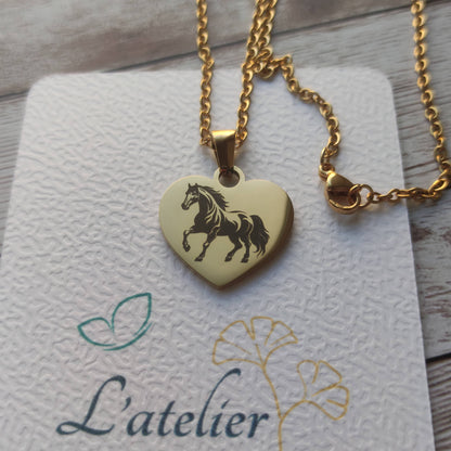 Collier personnalisé pendentif cœur en acier inoxydable poli miroir avec gravure de précision d'un cheval.