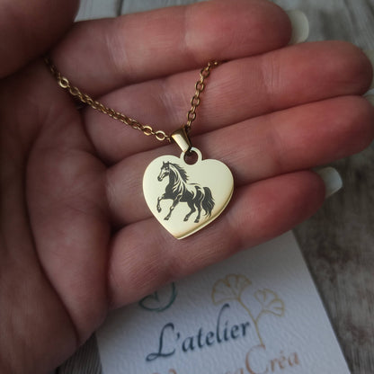 Collier personnalisé pendentif cœur en acier inoxydable poli miroir avec gravure de précision d'un cheval.