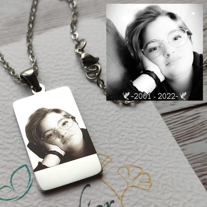 Collier personnalisé avec gravure photo sur médaillon rectangle en acier inoxydable.
