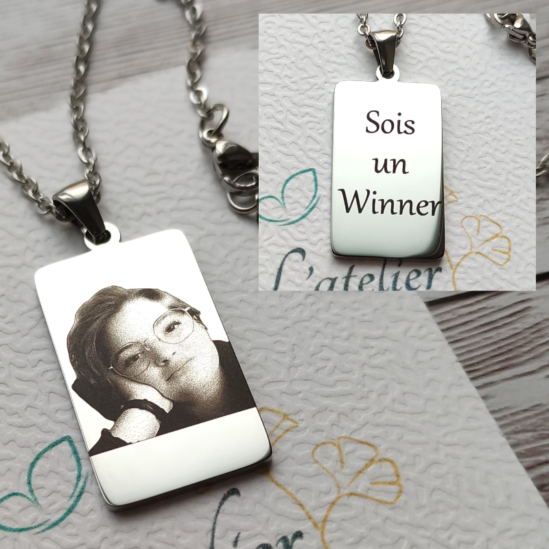 Pendentif gravé avec portrait photo au recto et message texte personnalisé au verso.