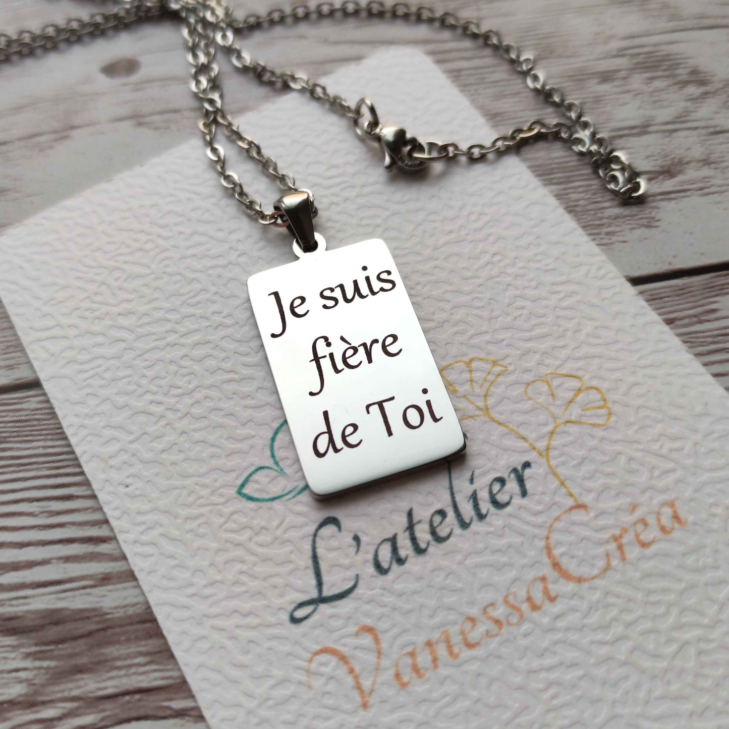 Collier personnalisé avec gravure photo L'Atelier VanessaCréa