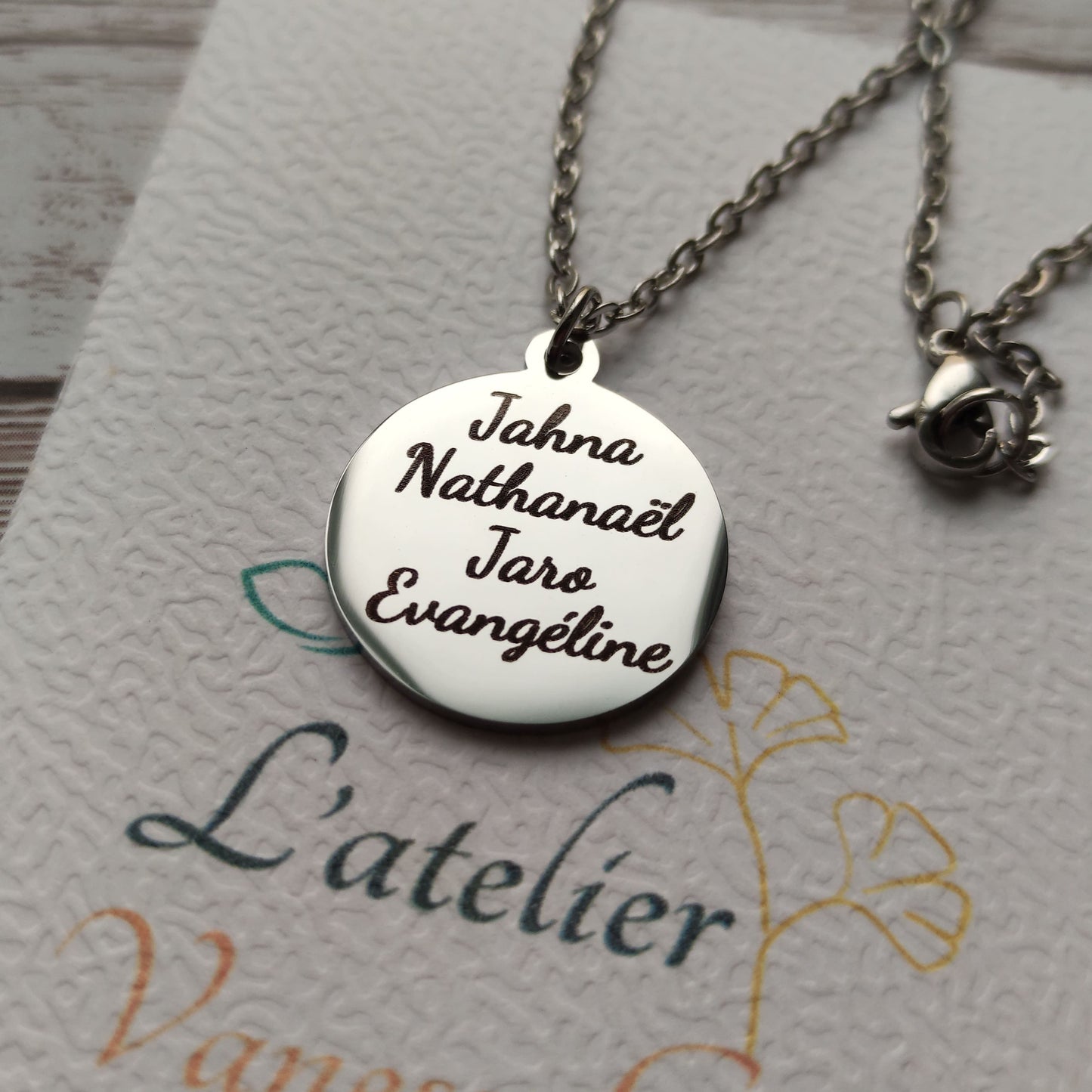 Collier personnalisé prénoms rond en acier inoxydable finition miroir.
