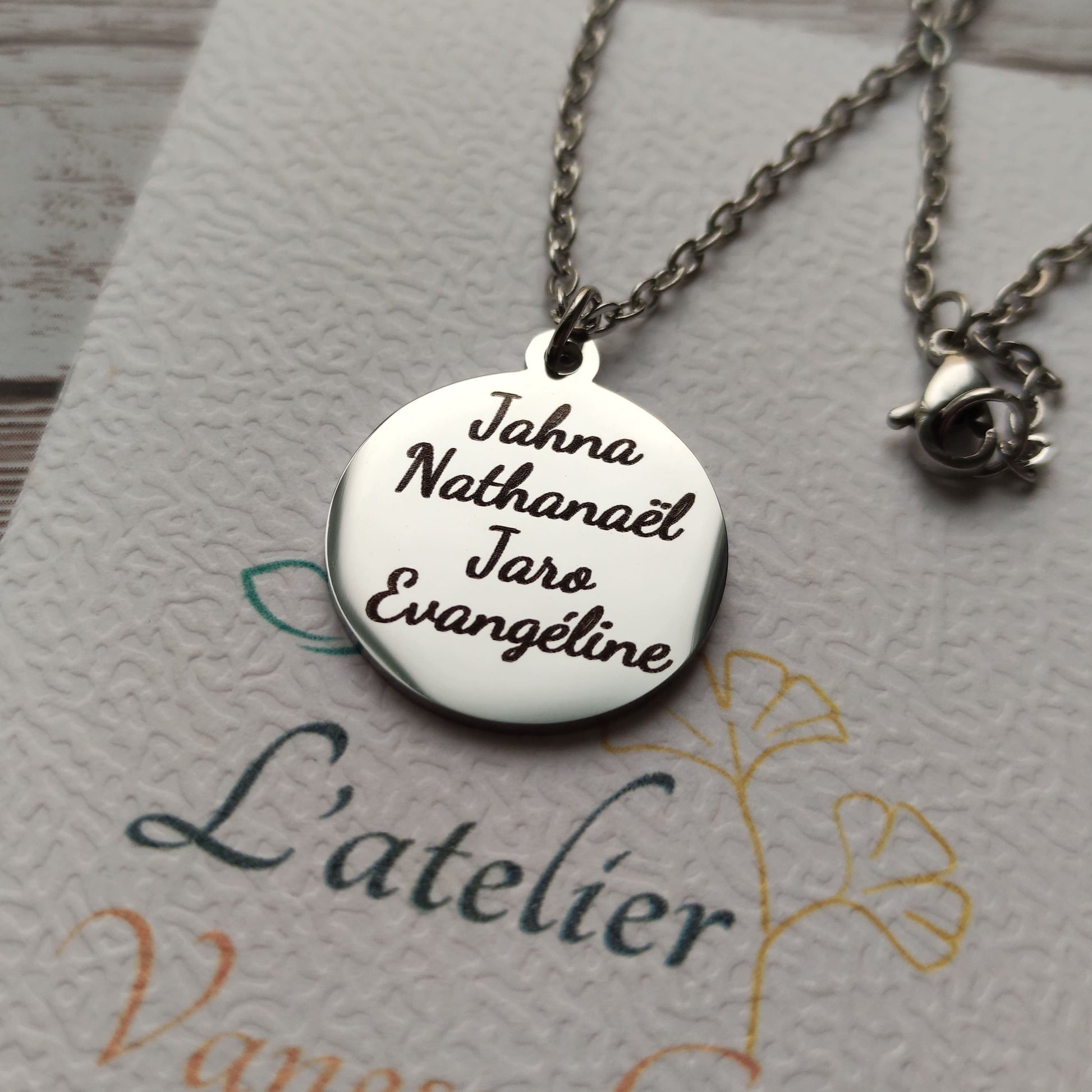 Collier personnalisé prénoms rond en acier inoxydable finition miroir.
