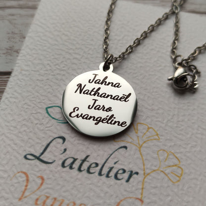 Collier personnalisé prénoms rond en acier inoxydable finition miroir.