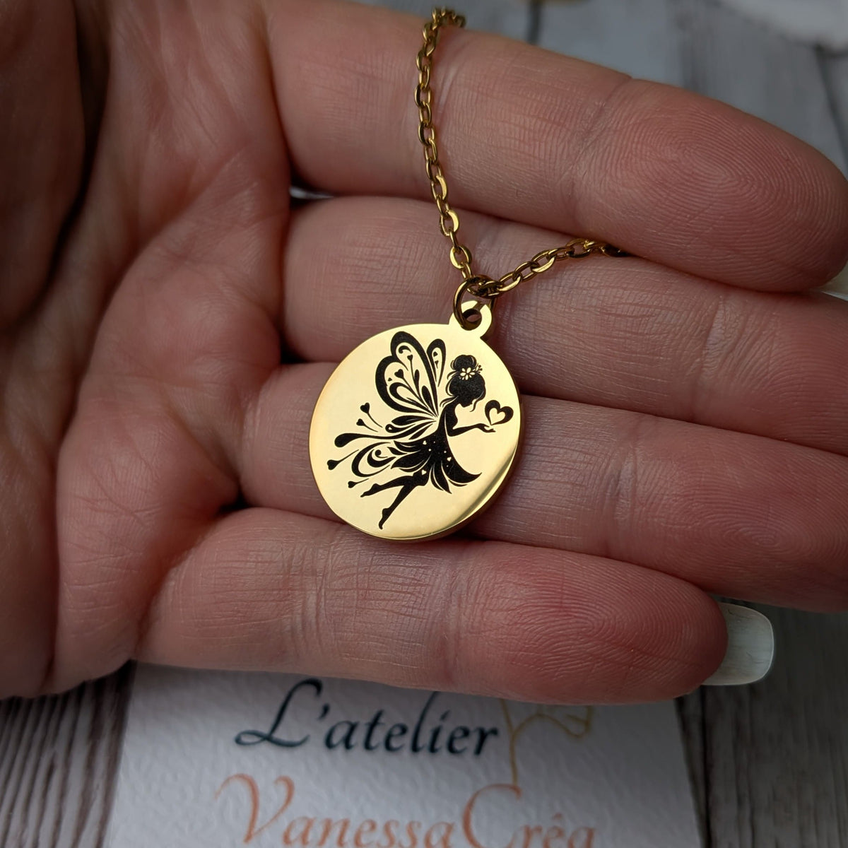 Collier pendentif rond en acier inoxydable poli miroir doré avec gravure laser d'une fée et de cœurs.