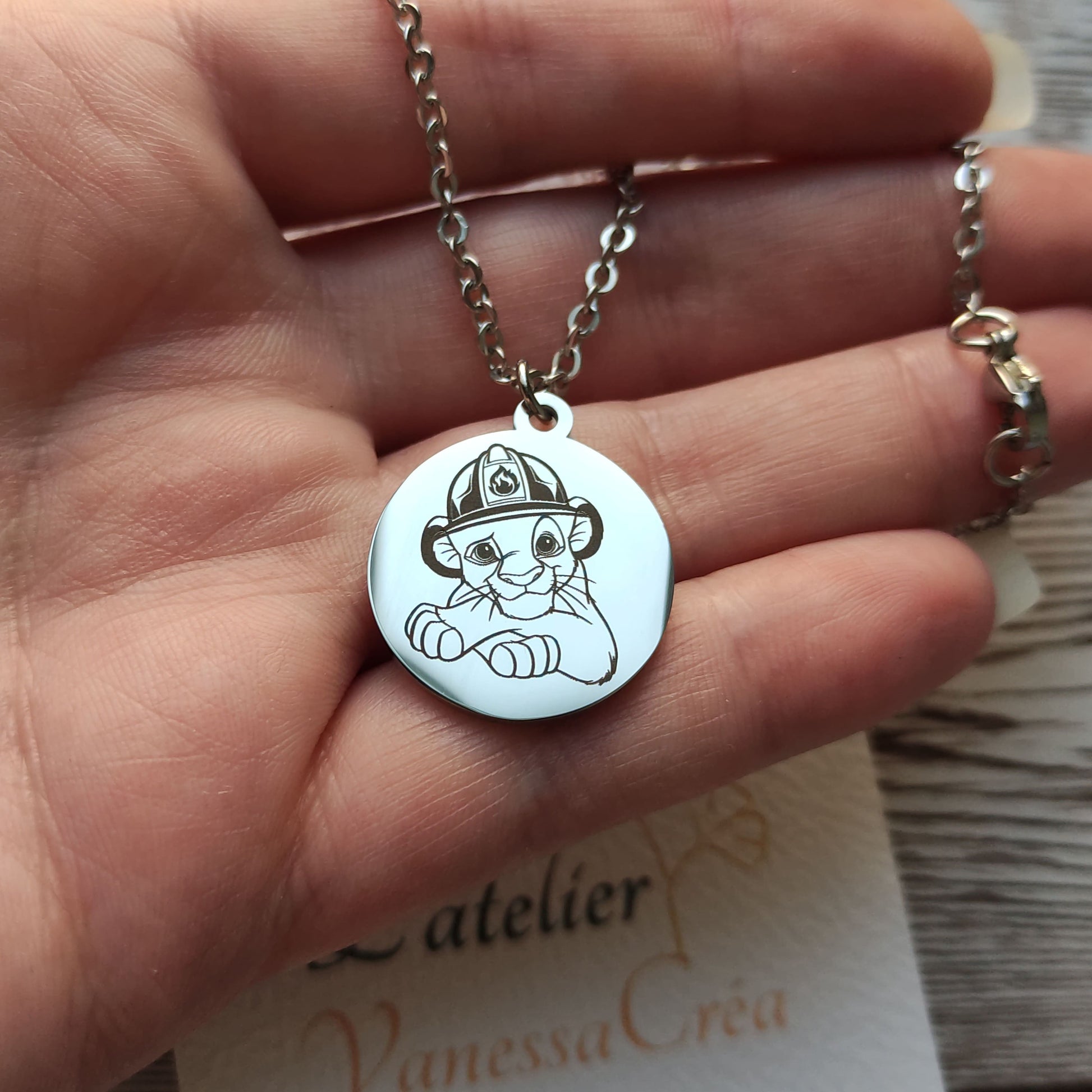 Collier Simba Pompier Personnalisé - L'Atelier VanessaCréa