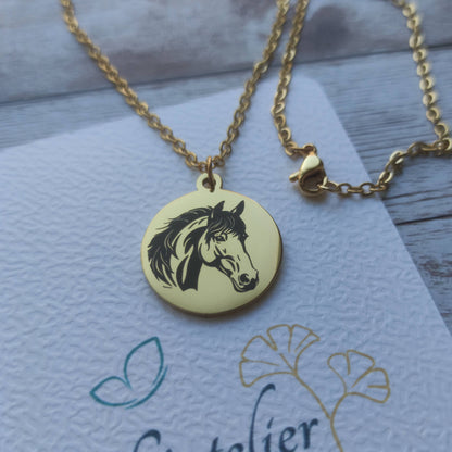 Collier médaille ronde en acier poli miroir avec gravure de précision d'une tête de cheval et chaîne à maillons.