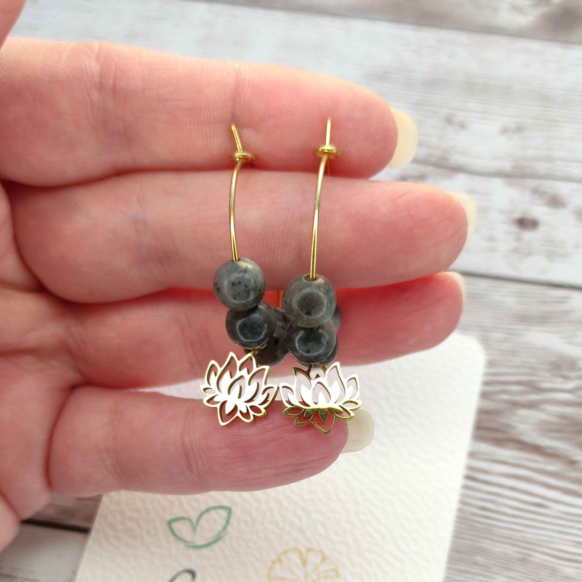 Créoles Lotus et Labradorite L'Atelier VanessaCréa