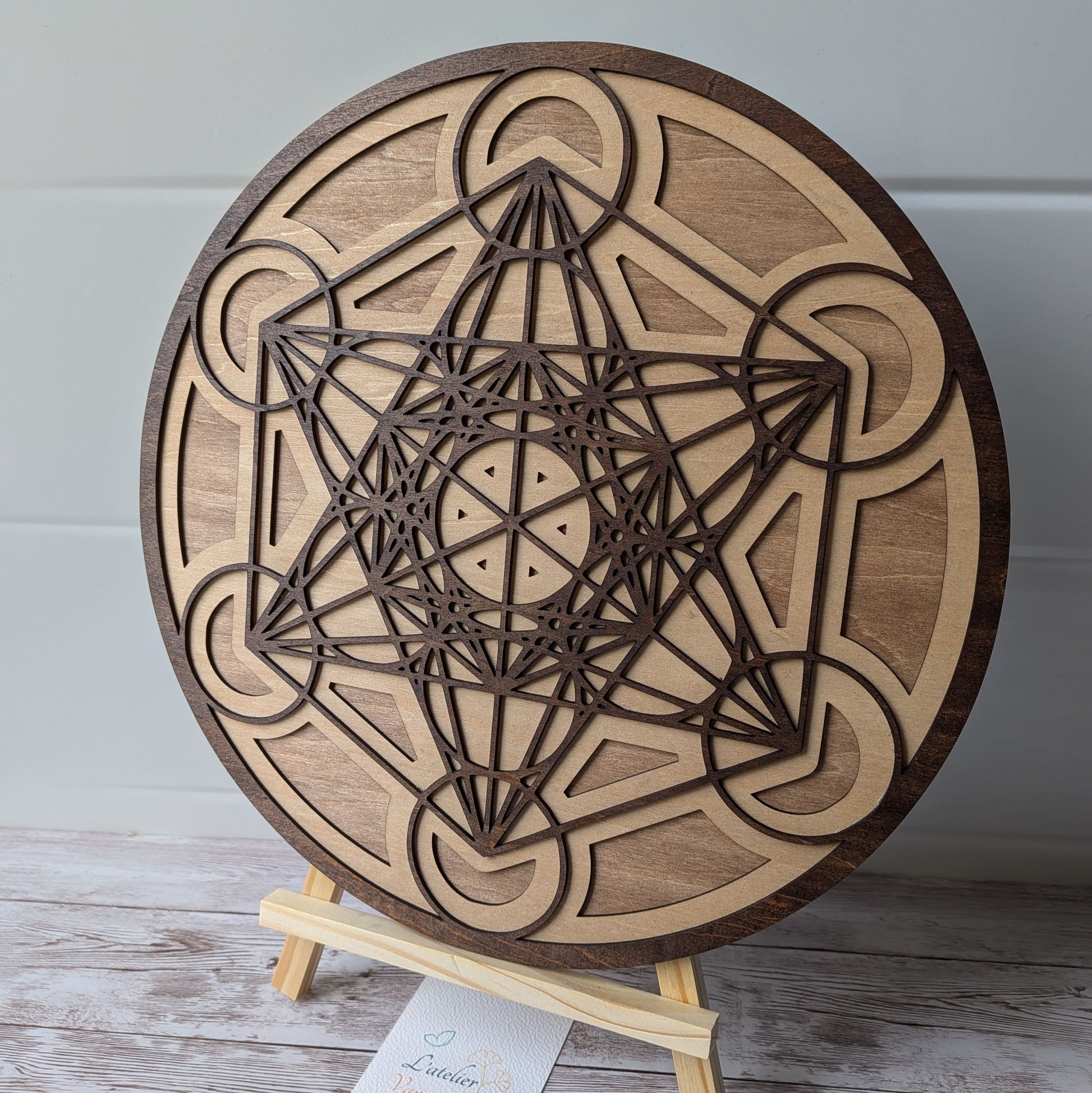 Vue de trois-quarts du Cube de Métatron artisanal en bois, mettant en valeur son relief et sa finition naturelle.