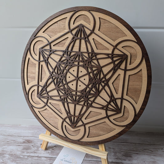 Vue de trois-quarts du Cube de Métatron artisanal en bois, mettant en valeur son relief et sa finition naturelle.