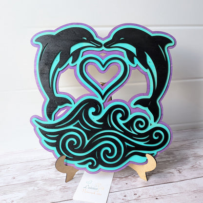Vue de face de la décoration dauphins en bois artisanale
