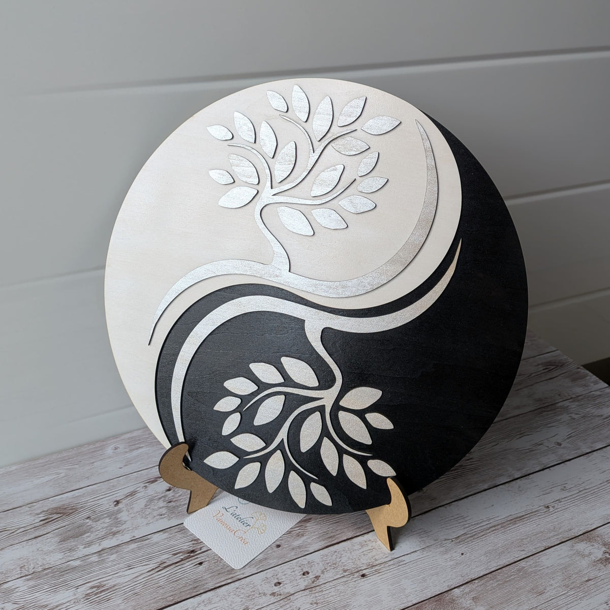 Vue de face d'un décor mural en bois 3 couches, motif Yin et Yang et Arbre de Vie argenté.