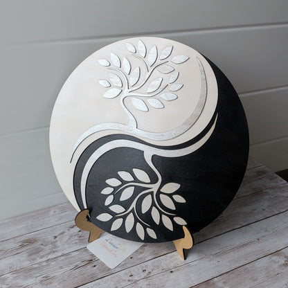 Vue de face d'un décor mural en bois 3 couches, motif Yin et Yang et Arbre de Vie argenté.