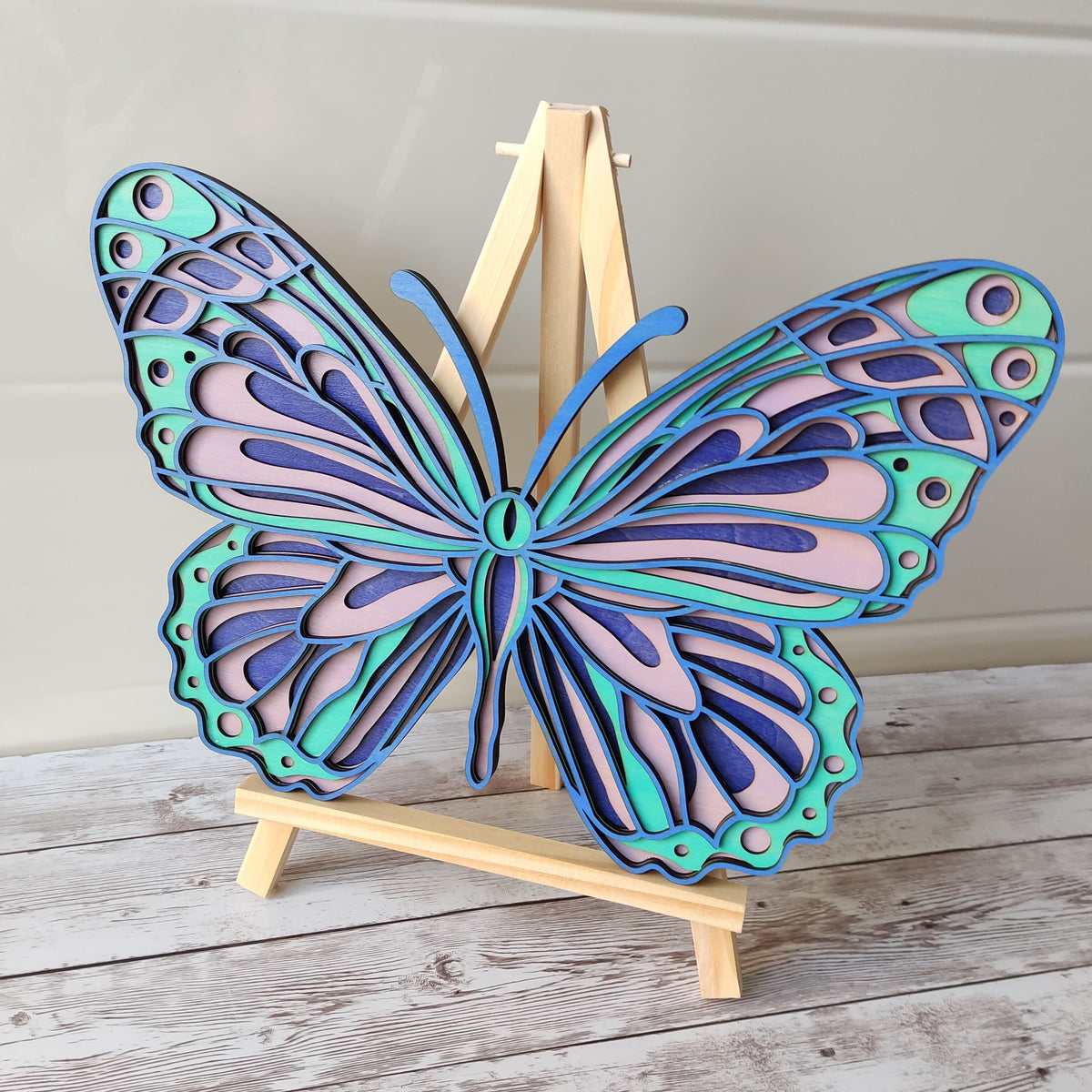 Décoration murale papillon en bois 4 couches, aux teintes bleu, turquoise et violet, création artisanale Vanessa Créa.