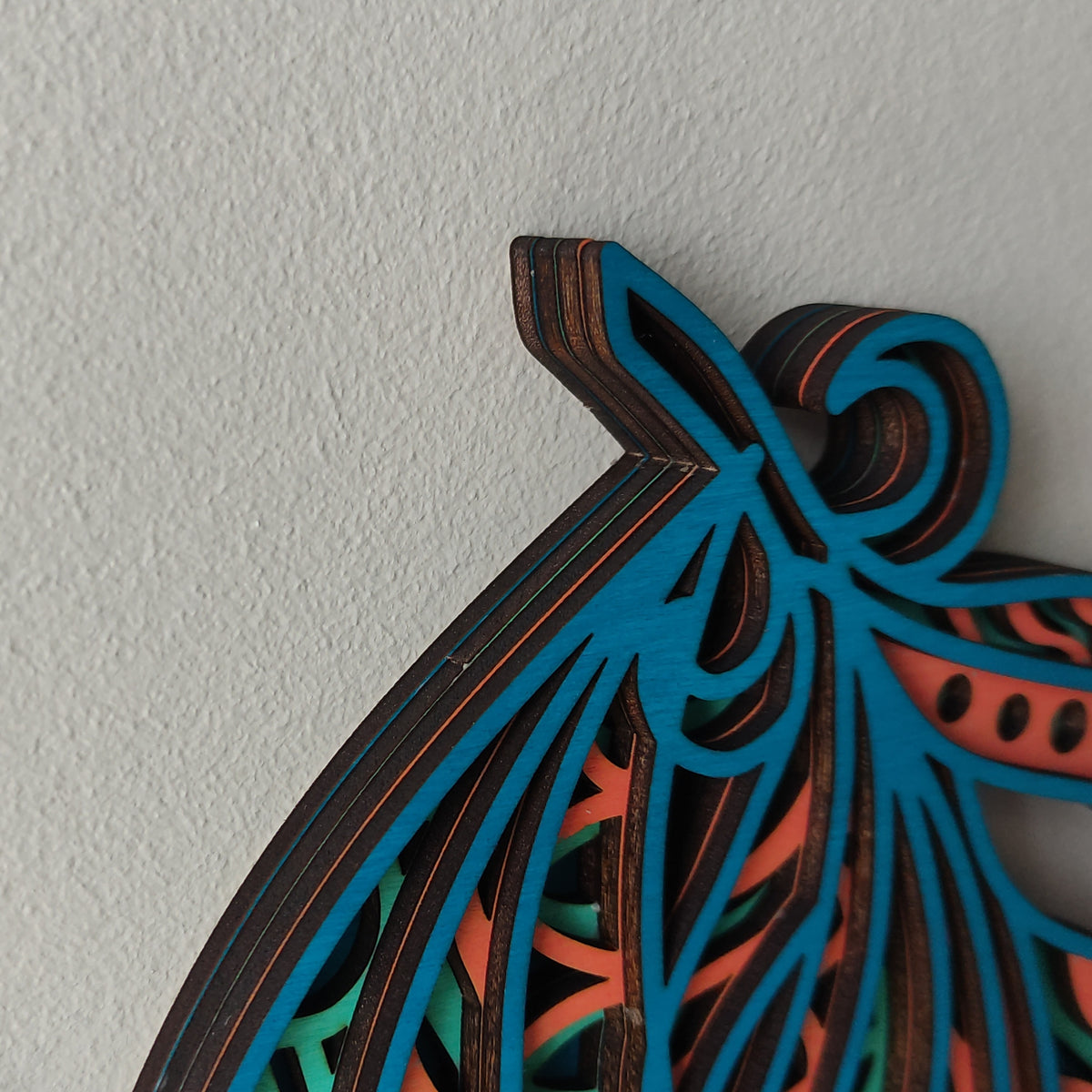 Vue de profil de la décoration murale plume en bois montrant ses 4 couches