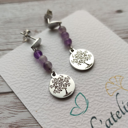 Gros plan sur le médaillon gravé motif Arbre de Vie des boucles d'oreilles artisanales Vanessa Créa.