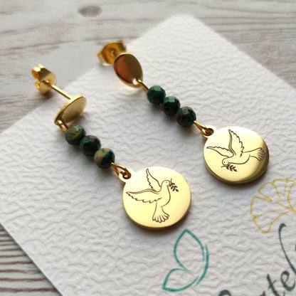 Gros plan sur le médaillon gravé motif colombe des boucles d'oreilles artisanales Vanessa Créa.