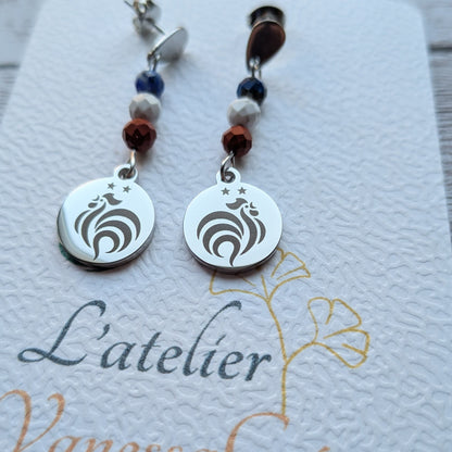 Gros plan sur le médaillon gravé motif coq des boucles d'oreilles artisanales Vanessa Créa.
