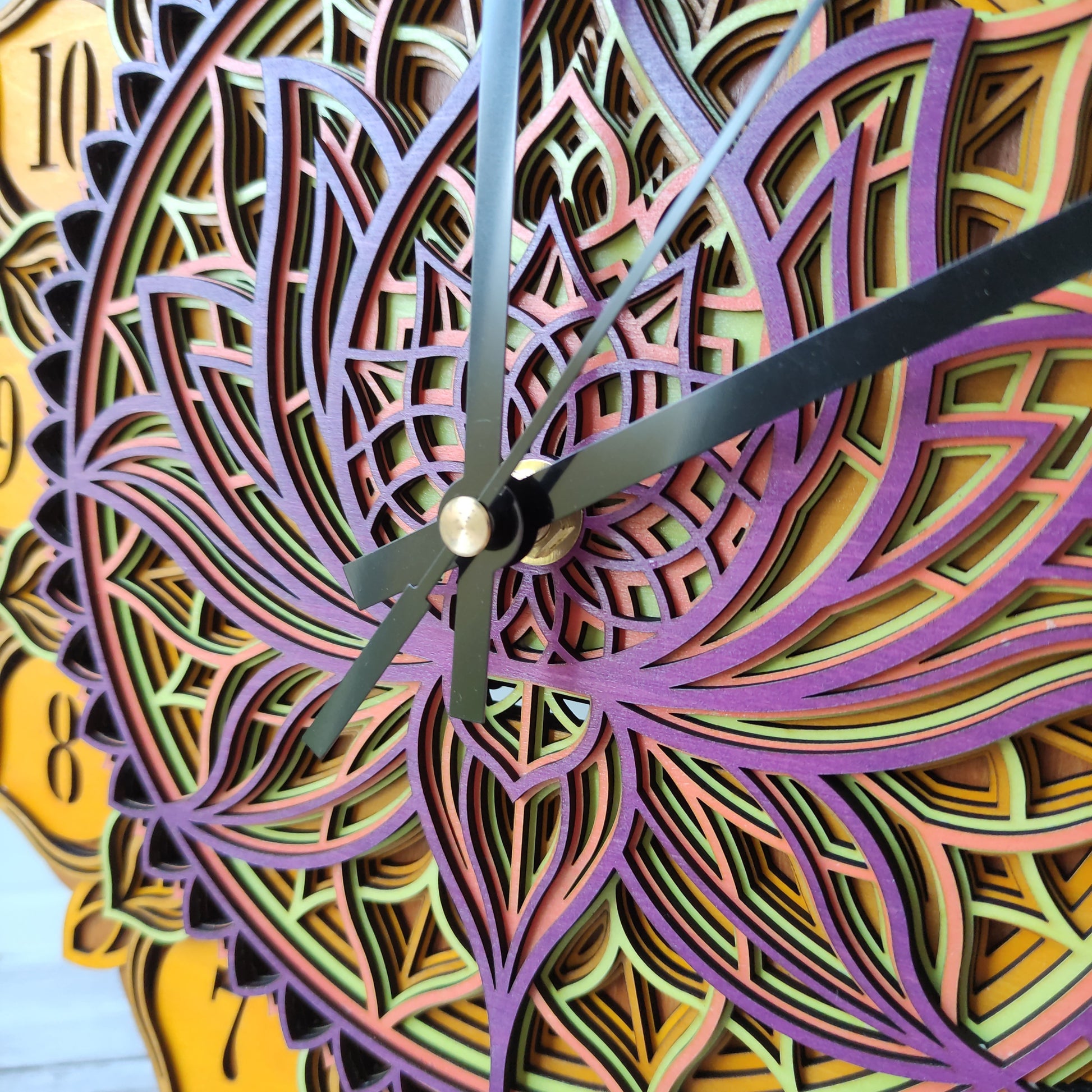 Gros plan sur la précision de la découpe laser et la superposition des motifs de l'horloge fleur de lotus Vanessa Créa.