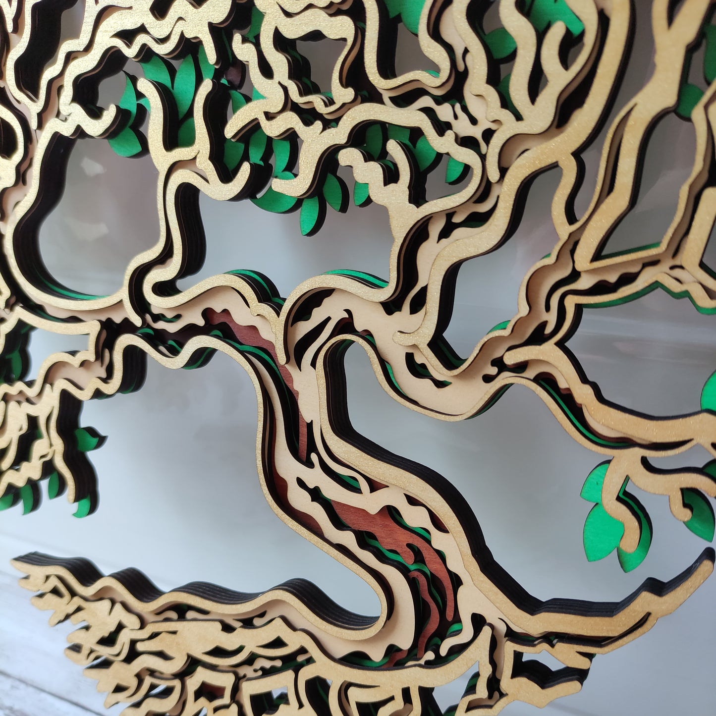 Gros plan sur la précision de la découpe et la finition artisanale de l'Arbre de Vie cœur en bois Vanessa Créa.