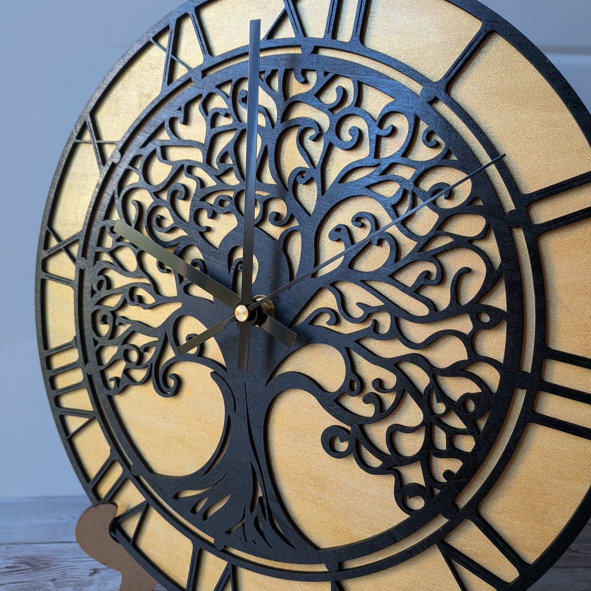 Détail de la découpe multicouches d'une horloge Arbre de Vie en bois