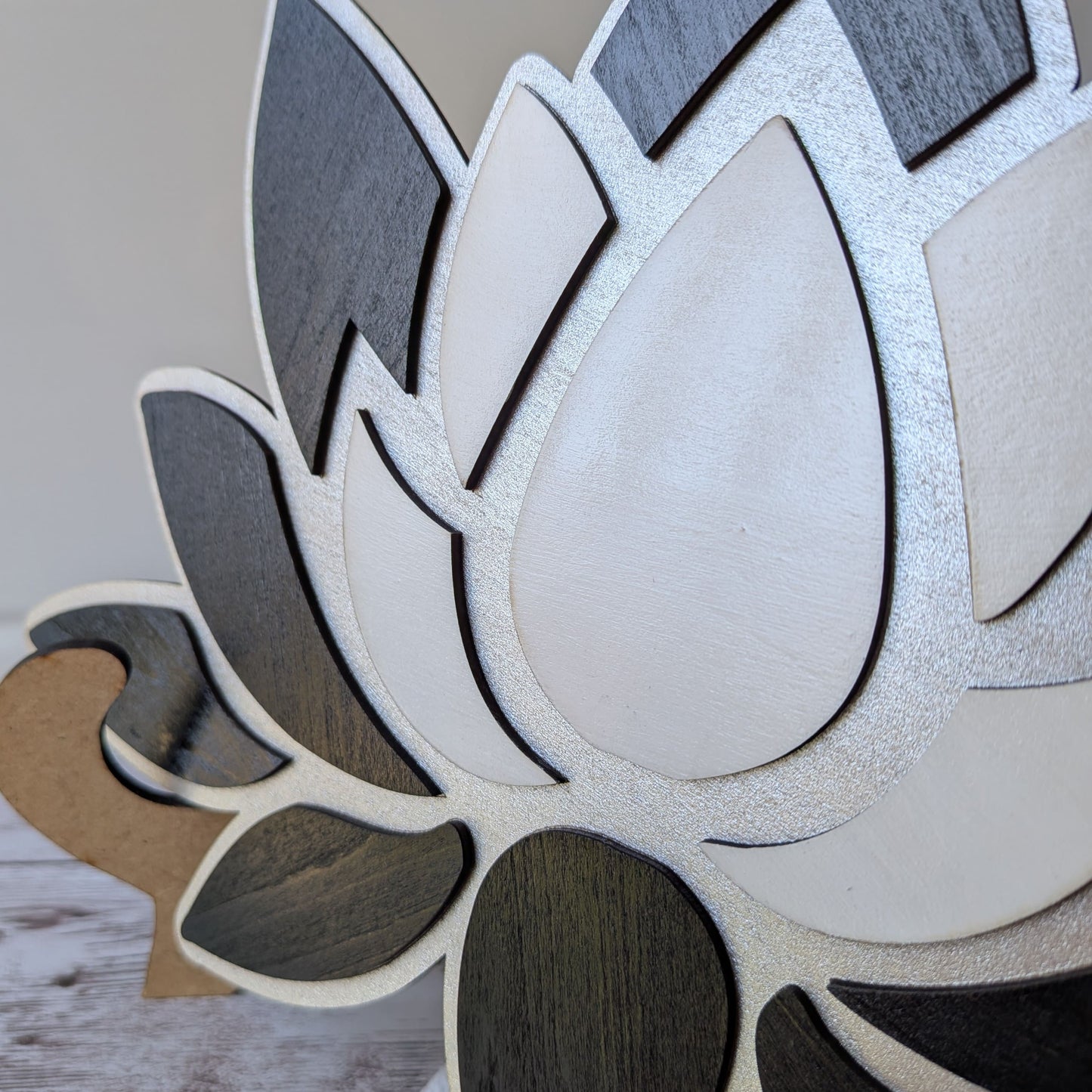 Gros plan sur le relief et les finitions du lotus en bois