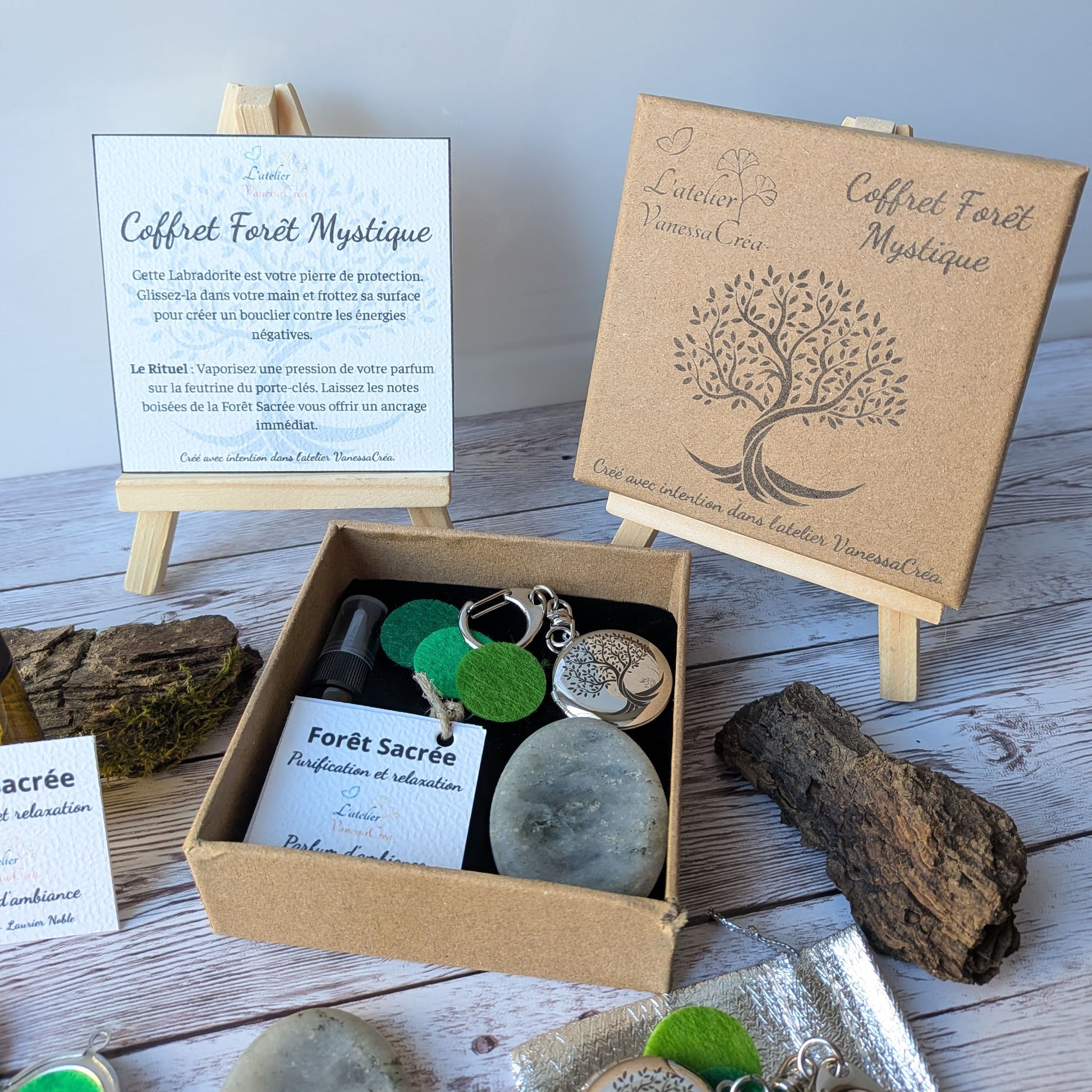 Gros plan sur l'intérieur du coffret Forêt Mystique ouvert, montrant la feutrine verte, le flacon de parfum Forêt Sacrée et la carte explicative en arrière-plan.