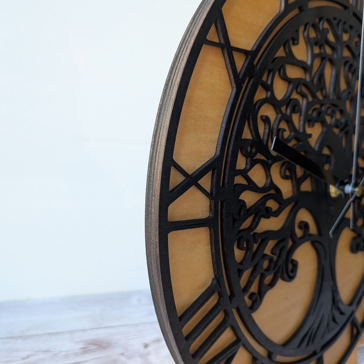 Profil et épaisseur d'une horloge murale artisanale en bois