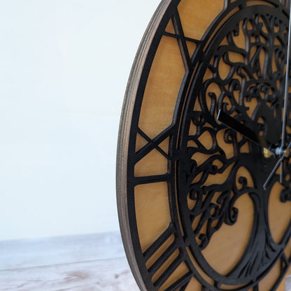 Profil et épaisseur d'une horloge murale artisanale en bois