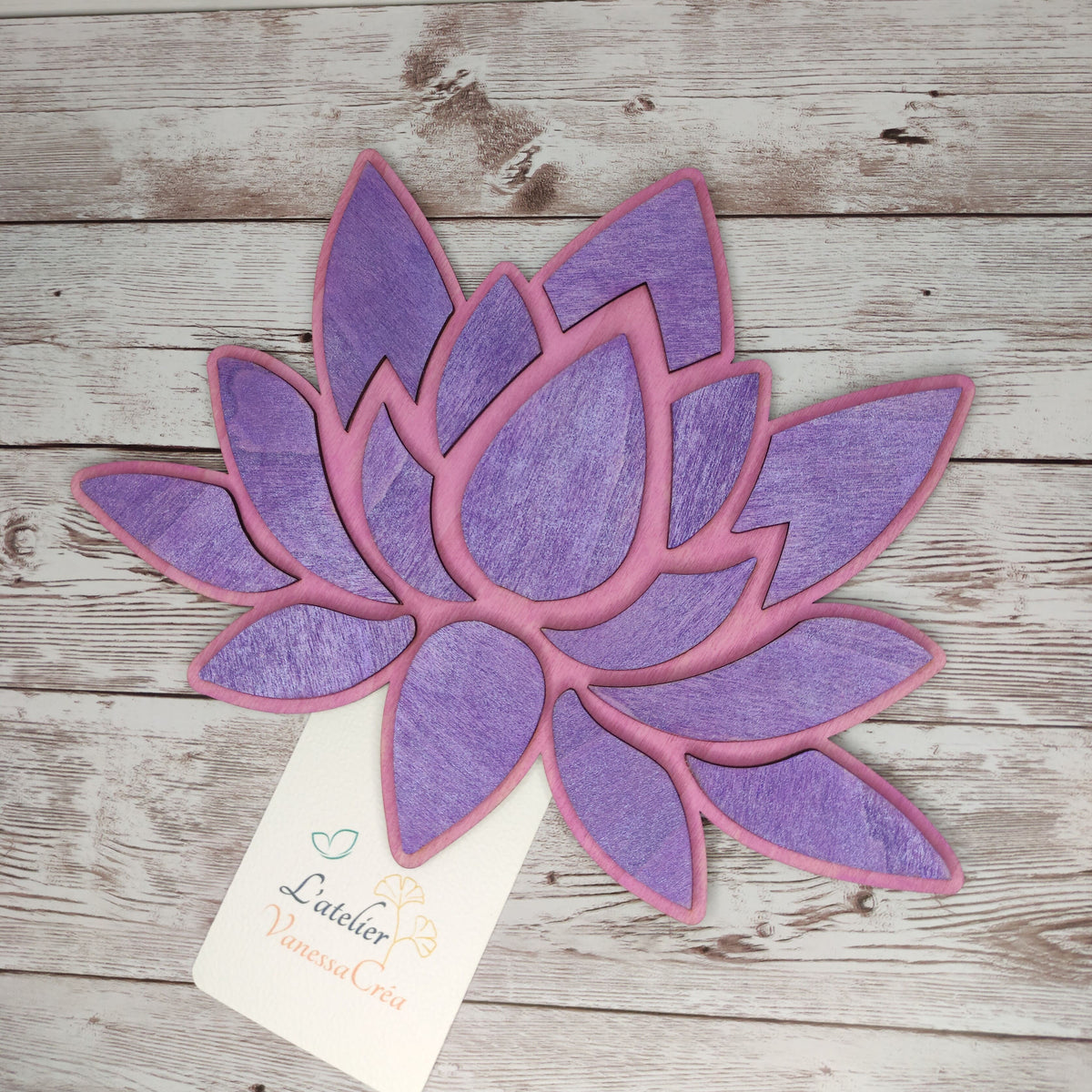 Décoration artisanale fleur de lotus en bois teinté violet