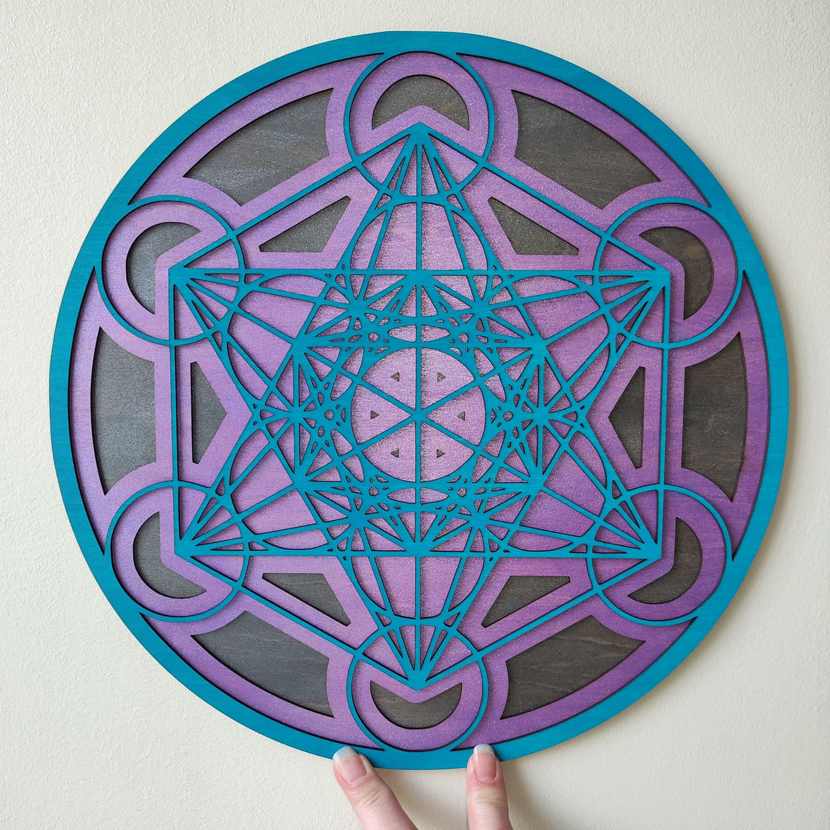 Vue de face du Cube de Métatron violet, décoration murale artisanale