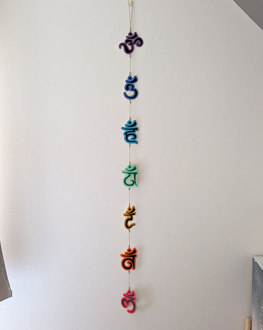 Vue complète de la grande suspension murale 7 Chakras en bois