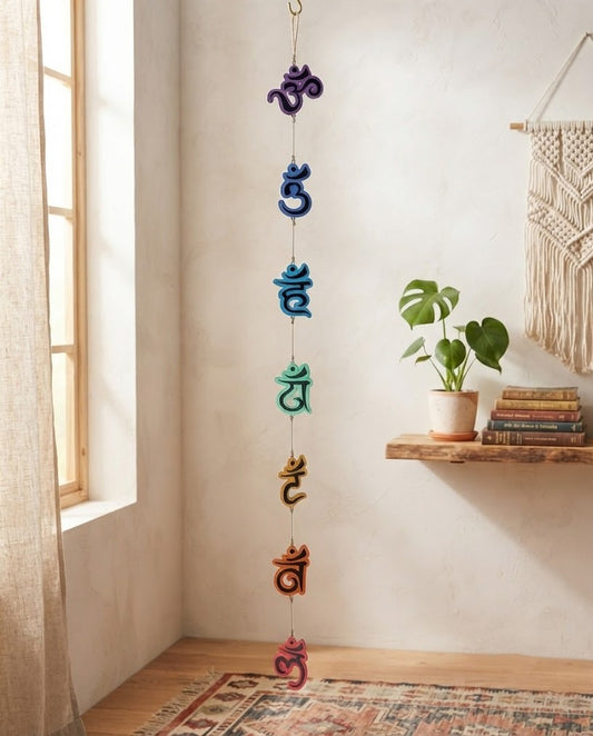 Grande suspension murale 7 Chakras décorative dans un intérieur zen
