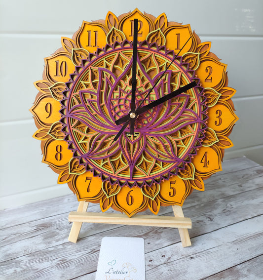 Horloge murale artisanale mandala fleur de lotus en bois 7 couches, avec mécanisme à quartz silencieux, présentée sur un chevalet.