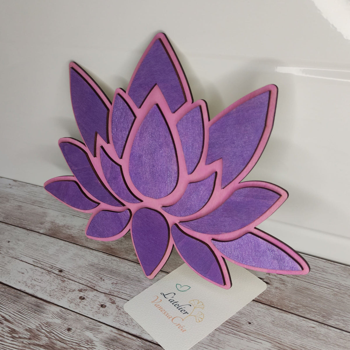 Vue de côté de la fleur de lotus en bois montrant le relief
