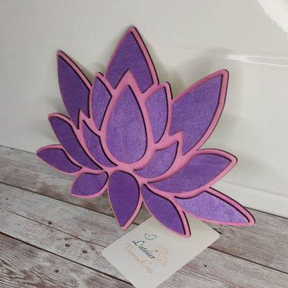 Vue de côté de la fleur de lotus en bois montrant le relief