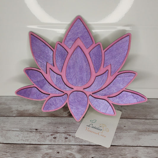 Fleur de lotus en bois violet posée sur un support bois